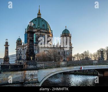 Berliner Dom, cattedrale di Berlino, chiesa evangelica protestante, edificio in stile barocco con cupola verde sull'Isola dei Musei, Mitte, Berlino, Germania Foto Stock