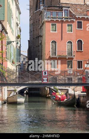 Vista su un piccolo e tranquillo canale di Venezia Foto Stock