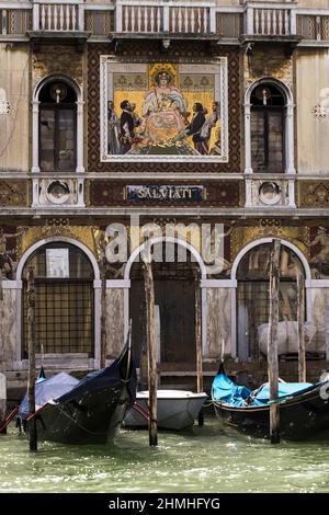 Gondole di fronte al Palazzo Salviati sul Canal Grande di Venezia Foto Stock