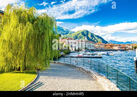 Città di Menaggio sul lago di Como vista mare, Lombardia regione d'Italia Foto Stock