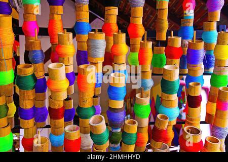 Colorato rocchetti di filato in carta fabbrica ombrello di Chiang Mai Foto Stock