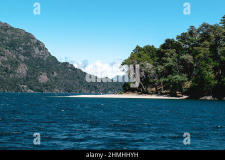 Spiaggia di pietra sotto le Ande nel lago Huechulafquen, Patagonia, Argentina. Foto Stock