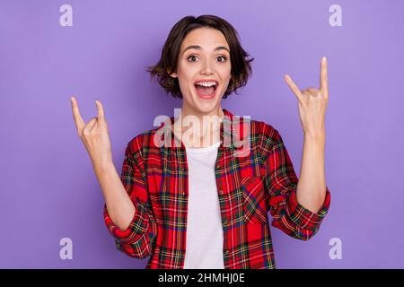 Foto di Hooray millennial bob hairdo lady yell mostra rock segno indossare camicia rossa isolato su sfondo di colore viola Foto Stock