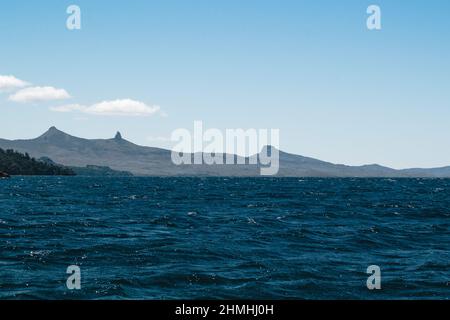 Lago di Huechulafquen, spiagge sotto le montagne nelle Ande patagoniche, Argentina. Foto Stock