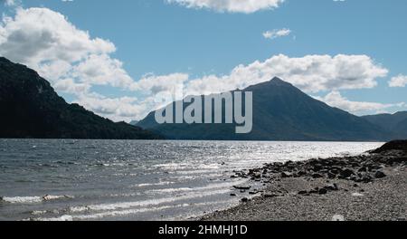 Lago di Huechulafquen, spiagge sotto le montagne nelle Ande patagoniche, Argentina. Foto Stock