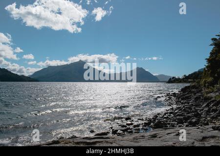 Lago di Huechulafquen, spiagge sotto le montagne nelle Ande patagoniche, Argentina. Foto Stock