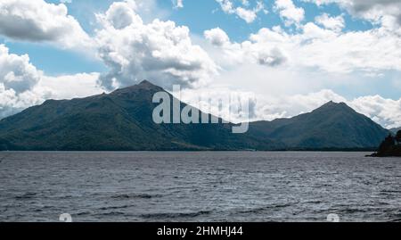 Lago di Huechulafquen, spiagge sotto le montagne nelle Ande patagoniche, Argentina. Foto Stock