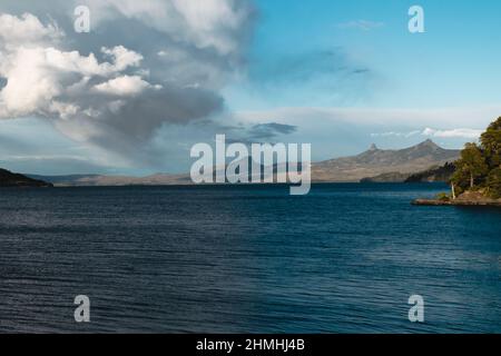 Lago di Huechulafquen, spiagge sotto le montagne nelle Ande patagoniche, Argentina. Foto Stock