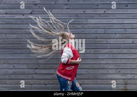 donna bionda con dreadlocks che si aggira i capelli Foto Stock