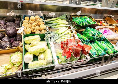 Samara, Russia - 30 marzo 2019: Verdure fresche crude pronte per la vendita in un supermercato Foto Stock