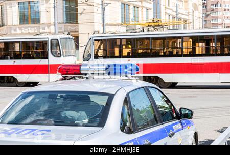 Samara, Russia - 9 maggio 2019: Luci colorate sulla parte superiore di un veicolo di pattuglia della polizia. Girofari auto di polizia. Messa a fuoco selettiva Foto Stock