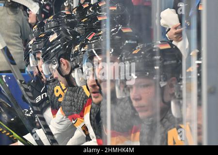 Pechino, Cina. 10th Feb 2022. Hockey su ghiaccio: Olimpiadi, Canada - Germania, turno preliminare, gruppo A, 1st giorni di incontro, Wukesong Arena, i giocatori tedeschi sono sul banco. Credit: Peter Kneffel/dpa/Alamy Live News Foto Stock