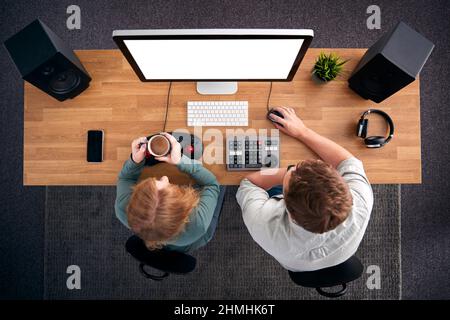 Vista dall'alto dei Video Editor maschili e femminili che lavorano al computer in Creative Office Foto Stock