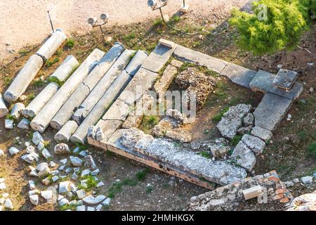 Dettagli figure sculture colonne dell'Acropoli di Atene con incredibili e belle rovine Partenone e cielo blu nuvoloso nella capitale greca Athen Foto Stock