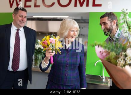 La duchessa di Cornovaglia viene presentata con fiori alla fine della sua visita al 'Nourish Hub' dell'ente di beneficenza UKHarvest di Londra Occidentale. La cucina della comunità è progettata per combattere l'isolamento sociale e la solitudine.Foto data: Giovedì 10 febbraio 2022. Foto Stock