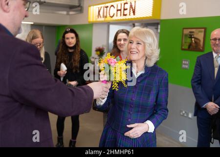 La duchessa di Cornovaglia viene presentata con fiori alla fine della sua visita al 'Nourish Hub' dell'ente di beneficenza UKHarvest di Londra Occidentale. La cucina della comunità è progettata per combattere l'isolamento sociale e la solitudine.Foto data: Giovedì 10 febbraio 2022. Foto Stock