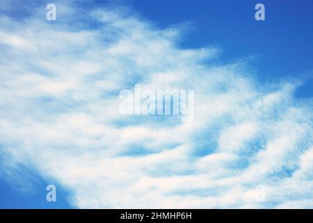 Le nuvole di cirrocumuli si formano in alto nell'atmosfera. I venti di livello superiore possono superare i 150 km/h e rendono queste nubi veloci in movimento ed effimere Foto Stock