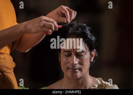 Bangkok, Tailandia. 10th Feb 2022. L'attore indiano Gagan Malik, ottiene un haircut da un monaco buddista durante l'ordinazione del monaco buddista a Wat Thong in Bangkok.Famous attore indiano Gagan Malik, Ben noto per il suo ruolo di Lord Buddha nel film dello Sri Lanka 'Sri Siddhartha Gauthama' e per il quale ha vinto il premio Best Actor Award nel World Buddhist Film Festival organizzato dalle Nazioni Unite nel 2014. (Foto di Peerapon Boonyakiat/SOPA Images/Sipa USA) Credit: Sipa USA/Alamy Live News Foto Stock