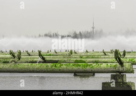 Vecchia tubazione dell'acqua contaminata da radiazioni in acciaio Pipeline zona industriale pericolosa. Foto Stock