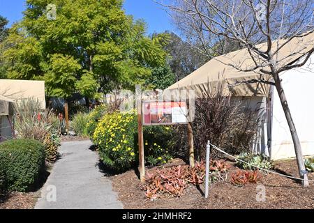 ESCONDIDO, CALIFORNIA - 9 FEB 2022: Cartello presso il Roar and Snore Camp Ground presso il San Diego Zoo Safari Park, dove gli ospiti possono pernottare nel parco. Foto Stock