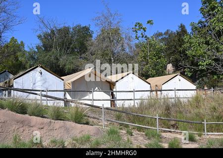 ESCONDIDO, CALIFORNIA - 9 FEB 2022: Tende per gli ospiti al Roar and Snore Camp Ground presso il San Diego Zoo Safari Park, dove gli ospiti possono pernottare nel Foto Stock