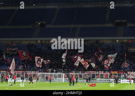 I sostenitori dell'AC Milan durante la partita di calcio Coppa Italia 2021/22 tra AC Milan e SS Lazio allo Stadio Giuseppe Meazza di Milano il 09 febbraio 2022 Foto Stock