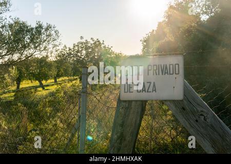 Cartello privato della riserva di caccia, scritto in spagnolo, in un campo rurale sull'isola di Maiorca, Spagna Foto Stock