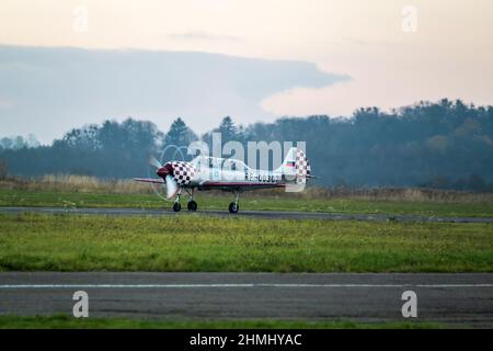 Velivolo a motore singolo che gira su campo aereo Foto Stock