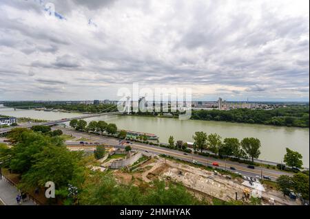 BRATISLAVA, SLOVACCHIA - 9 LUGLIO 2019: Il ponte più SNP sul Danubio visto dal Castello di Bratislava Foto Stock