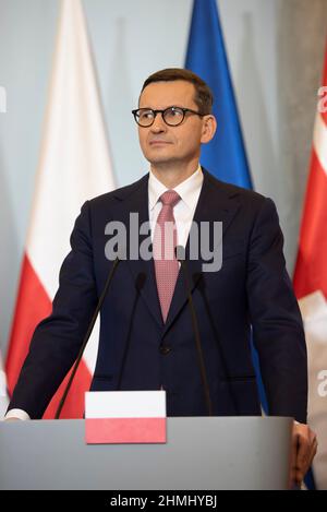 Varsavia, Varsavia, Polonia. 10th Feb 2022. Il primo Ministro polacco MATEUSZ MORAWIECKI è stato visto durante un incontro tenutosi nella cancelleria del primo Ministro della Polonia il 10 febbraio 2022 a Varsavia, in Polonia. Il primo ministro britannico Borish Johnson ha incontrato il primo ministro polacco Mateusz Morawiecki per discutere della sicurezza nell'Europa orientale e dell'accumulo militare russo al confine con l'Ucraina. Credit: ZUMA Press, Inc./Alamy Live News Foto Stock