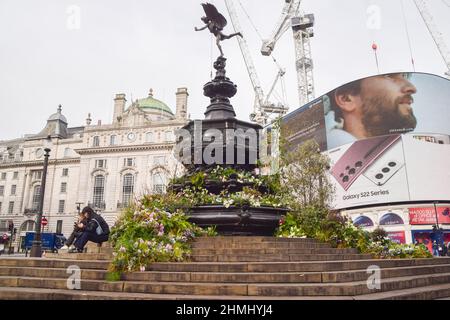 Londra, Inghilterra, Regno Unito. 10th Feb 2022. La Shaftesbury Memorial Fountain di Piccadilly Circus, conosciuta come Eros, è stata ricoperta di piante e fiori prima del lancio della Green Planet AR Experience della BBC, che aprirà il 11th febbraio. (Credit Image: © Vuk Valcic/ZUMA Press Wire) Foto Stock