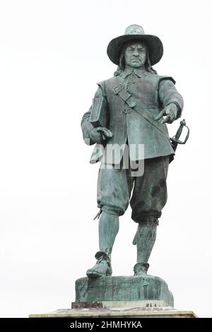 Statua di Oliver Cromwell (1599-1658), con spada e bibbia, San Ives, Cambs, Inghilterra. Foto Stock