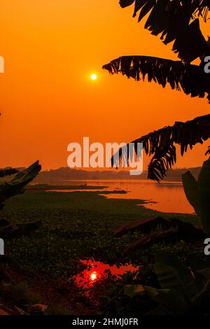 Tramonto drammatico e colorato in inverno. Questa immagine è stata catturata da me il 31 gennaio 2022, da Kolatia, Bangladesh, Asia meridionale Foto Stock