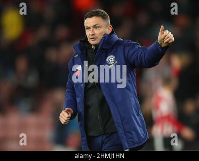 Sheffield, Inghilterra, 9th febbraio 2022. Paul Heckingbottom manager di Sheffield Utd applaude i tifosi durante la partita del campionato Sky Bet a Bramall Lane, Sheffield. Il credito dovrebbe essere: Simon Bellis / Sportimage Foto Stock