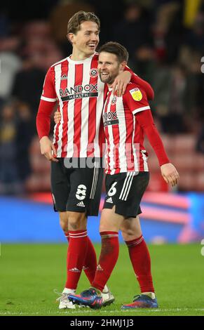 Sheffield, Inghilterra, 9th febbraio 2022. Sander Berge e Oliver Norwood di Sheffield Utd durante la partita del campionato Sky Bet a Bramall Lane, Sheffield. Il credito dovrebbe essere: Simon Bellis / Sportimage Foto Stock