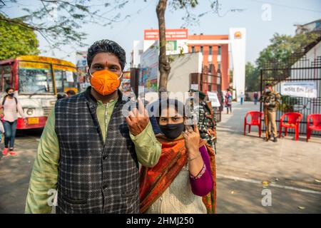 Ghaziabad, India. 10th Feb 2022. La gente ha visto mostrare le proprie dita dopo aver castrato i propri scrutini in un seggio elettorale nella città di Ghaziabad durante la prima fase delle elezioni dell'assemblea di stato dell'Uttar Pradesh. Credit: SOPA Images Limited/Alamy Live News Foto Stock