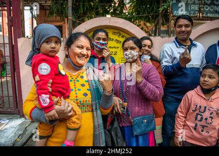 Ghaziabad, India. 10th Feb 2022. Gli elettori hanno visto mostrare le loro dita inchinate dopo aver votato le loro urne in un seggio elettorale nella città di Ghaziabad durante la prima fase delle elezioni dell'assemblea di stato dell'Uttar Pradesh. Credit: SOPA Images Limited/Alamy Live News Foto Stock