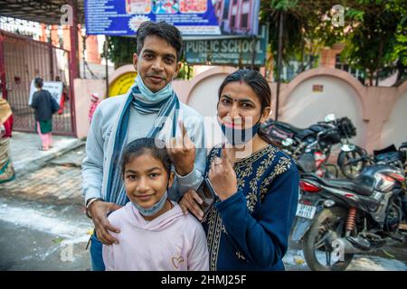 Ghaziabad, India. 10th Feb 2022. Un uomo con sua moglie ha visto mostrare le loro dita incatenate dopo aver castato le loro urne in un seggio elettorale nella città di Ghaziabad durante la prima fase delle elezioni dell'assemblea di stato di Uttar Pradesh. Credit: SOPA Images Limited/Alamy Live News Foto Stock