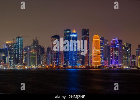 Doha,qatar- Dicembre 14,2021 : vista dello skyline di doha durante la notte, girato con una lunga esposizione durante la notte. Foto Stock