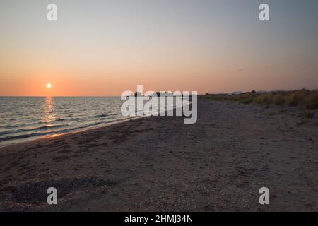 Tramonto sul Mar Ionio, crepuscolo sulla spiaggia selvaggia vicino all'isola di Lefkada, Grecia Foto Stock