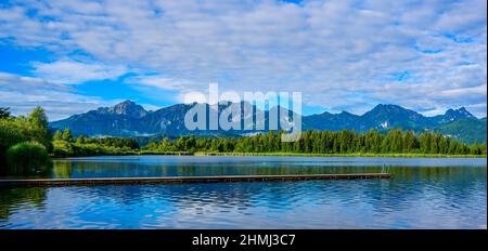 Lago Hopfensee vicino a Fuessen - Vista delle Alpi di Allgaeu, Baviera, Germania - destinazione di viaggio paradiso Foto Stock