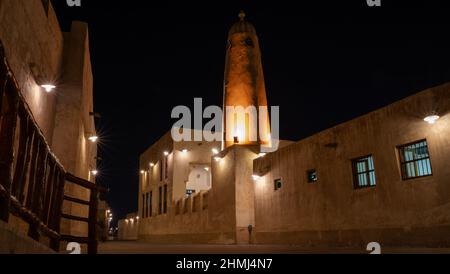 Wakrah, Qatar- Dicembre 12,2021 : la vecchia moschea nel suq di Wakrah. Sparata durante la notte Foto Stock