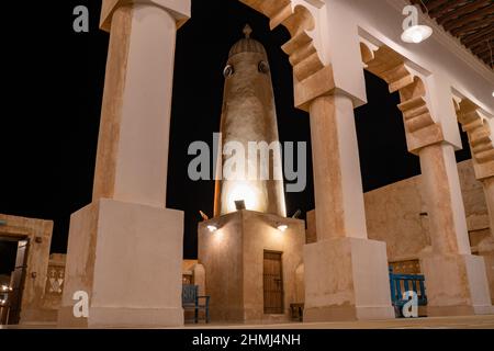 Vista di una vecchia moschea all'interno del mercato wakrah.shot durante la notte Foto Stock