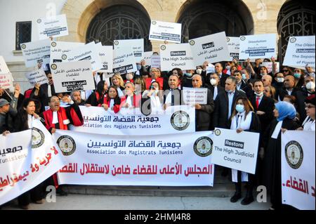 Tunisi, Tunisia. 10th Feb 2022. Tunisi, Tunisia. 10 febbraio 2022. I giudici tunisini protestano contro la mossa del presidente Kais Saied di sciogliere il Consiglio supremo giudiziario tunisino (CSM), fuori dal Palazzo di Giustizia di Tunisi. Domenica il presidente tunisino ha annunciato la sua decisione di sciogliere il Consiglio giudiziario supremo, con giudici che denunciano la decisione di Saied come violazione dei diritti e delle libertà (Credit Image: © Hasan Mrad/IMAGESLIVE via ZUMA Press Wire) Foto Stock