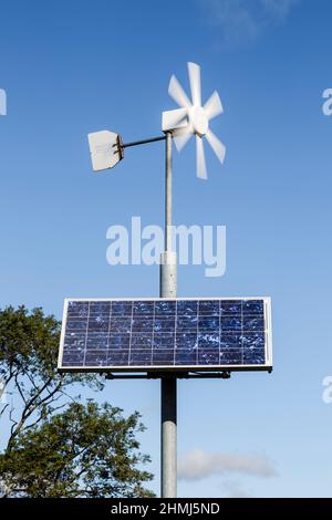 Piccole turbine eoliche e pannelli solari, Scozia, Regno Unito, Europa Foto Stock