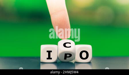 I dadi formano le abbreviazioni IPO (Initial Public offering) e ICO (Initial Coin offering). Foto Stock