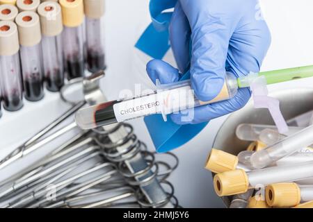 Provetta con campione di sangue per il test del colesterolo. Foto Stock