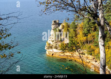 La formazione rocciosa del castello dei minatori lungo il lago superiore in autunno, al Rocks National Lakeshore Michigan nella foto Foto Stock