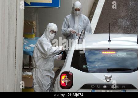 Italia, Toscana regione, Arezzo, 26 ottobre 2020 : gli operatori medici fanno il test del coronavirus drive-through, direttamente in auto. Testato in screening centrale Foto Stock