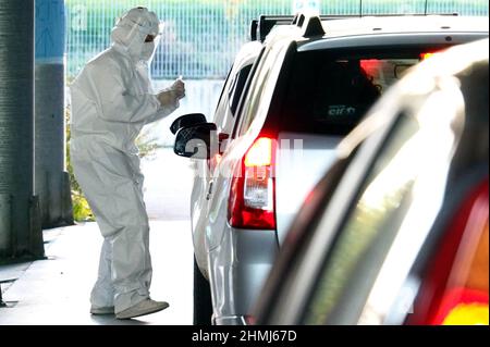 Italia, Toscana regione, Arezzo, 30 ottobre 2020 : gli operatori medici fanno il test del coronavirus drive-through, direttamente in auto. Testato in screening centrale Foto Stock